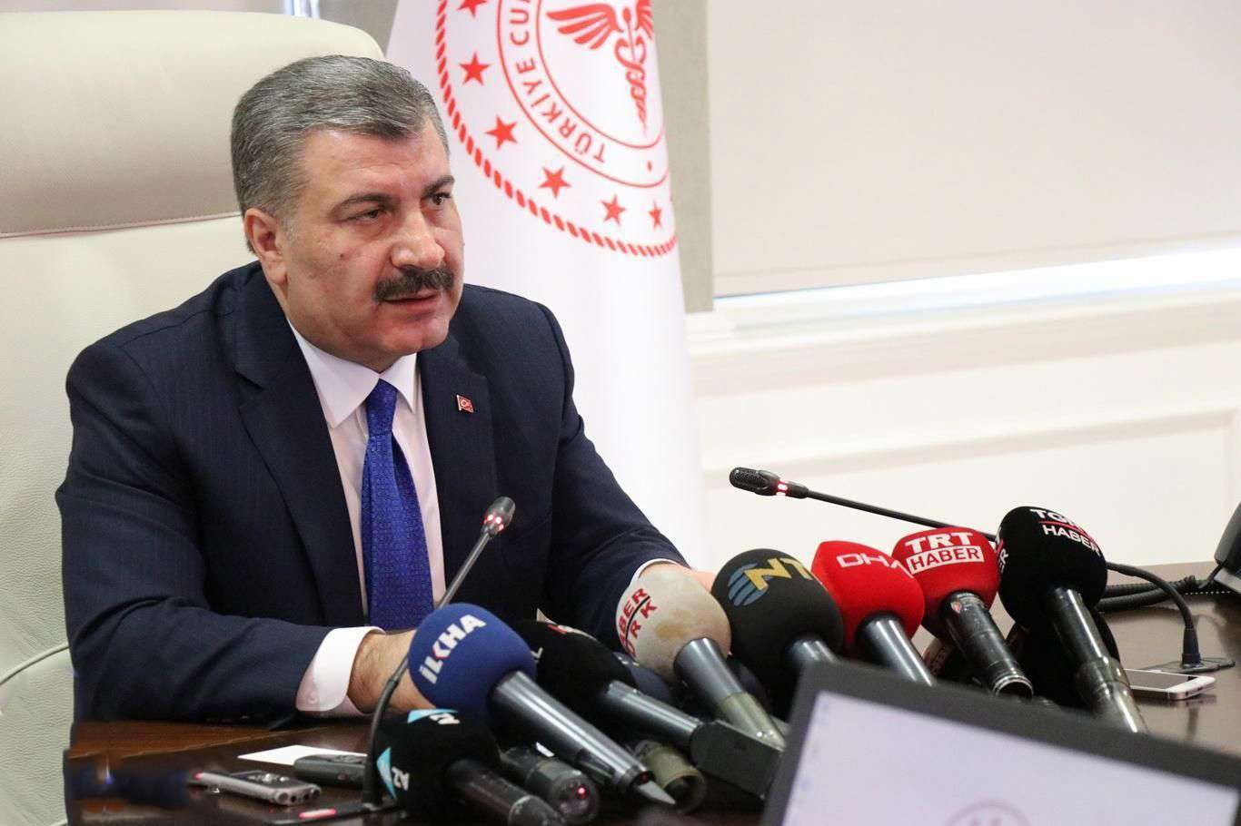 Bakan Koca cenazedeki kalabalık için özür diledi 
